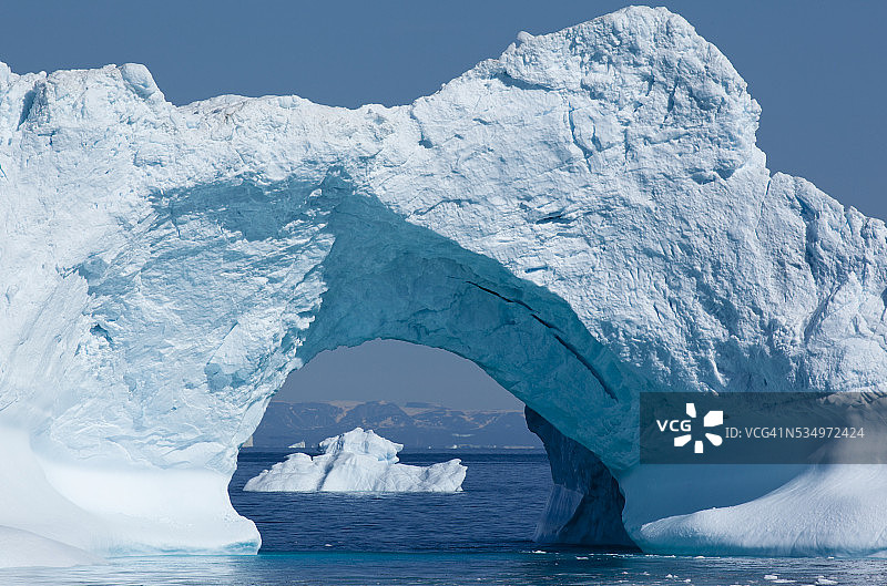 格陵兰岛迪斯科湾的拱形冰山图片素材