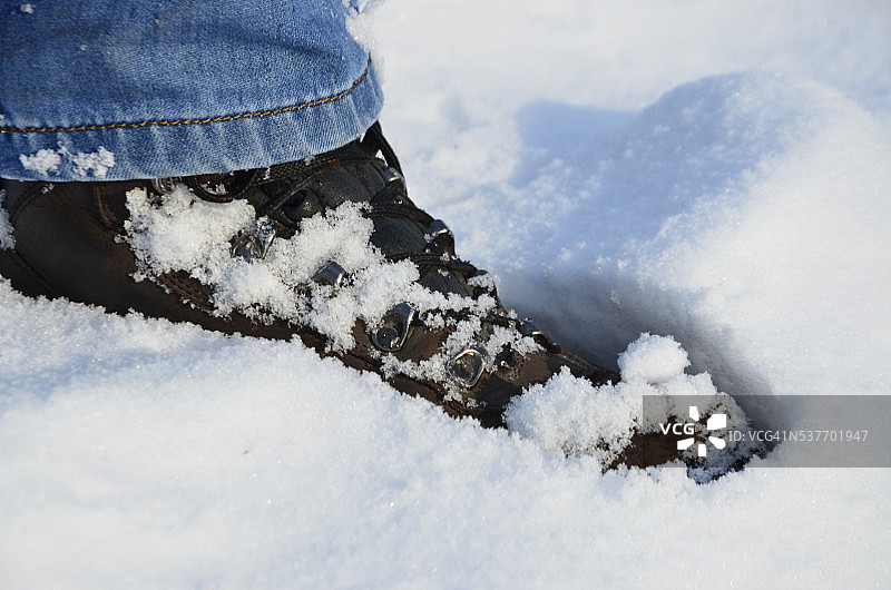 深深的雪地上的脚印图片素材