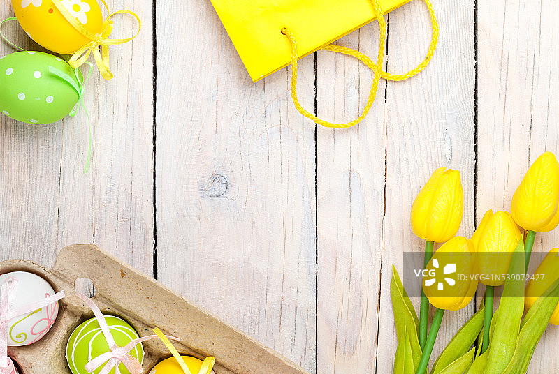 复活节背景有彩色的鸡蛋和黄色的郁金香图片素材