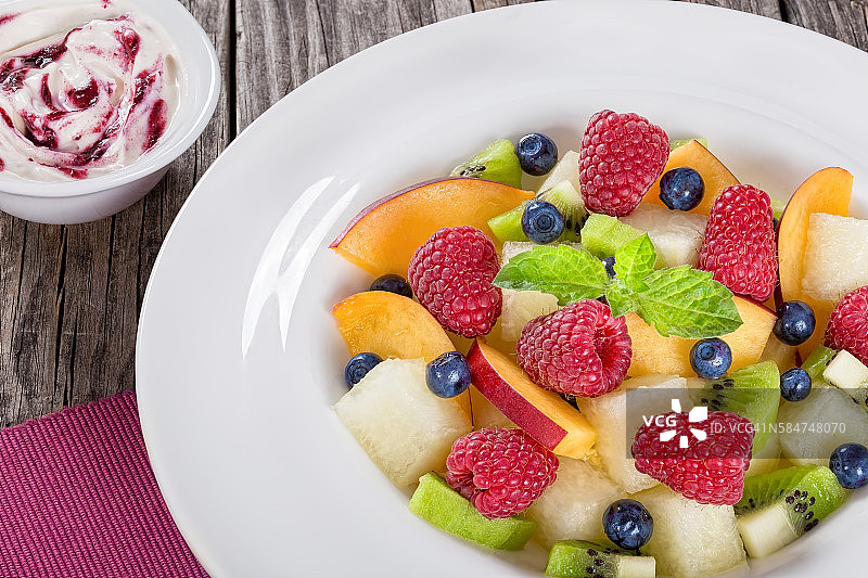 水果和浆果夏季甜点沙拉装饰薄荷图片素材