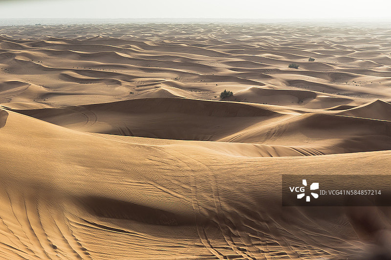 在迪拜的四轮驱动公路上观看沙丘的沙子图片素材