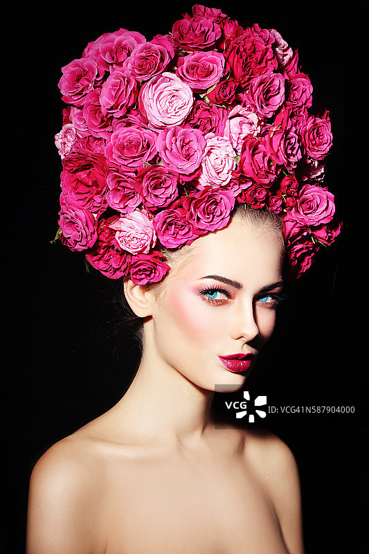 玫瑰假发中的美人图片素材