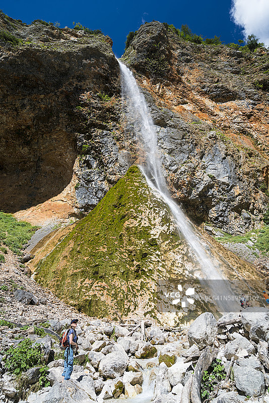 斯洛文尼亚洛加尔山谷尽头的林卡瀑布图片素材