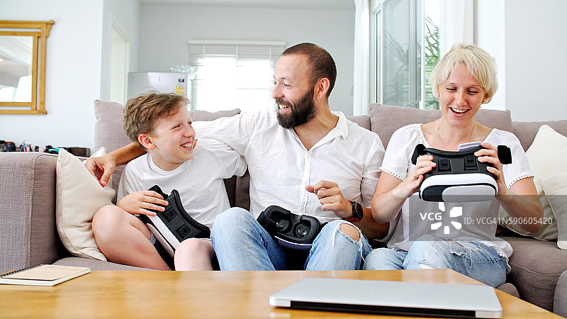 家人在家玩虚拟现实耳机。虚拟现实。图片素材