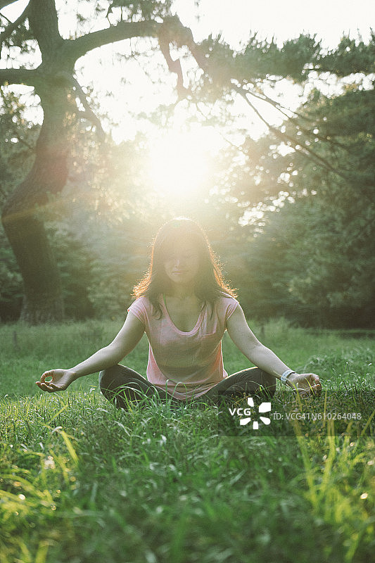 一名日本妇女清晨在户外练习瑜伽图片素材