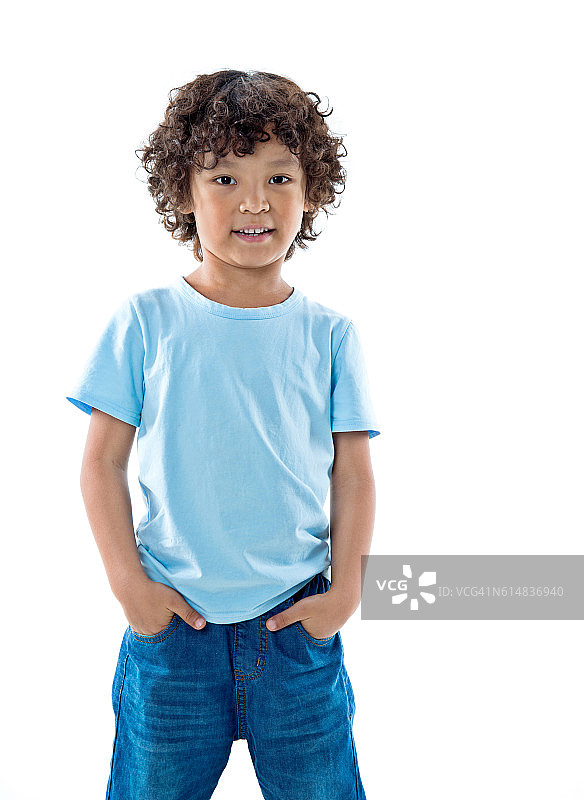 微笑的小男孩站在白色的背景图片素材