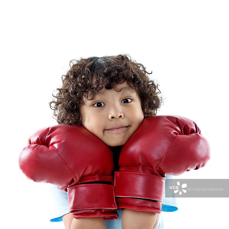 小男孩戴着红色的拳击手套图片素材