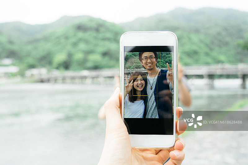 图为一对快乐的日本夫妇在户外的公园图片素材