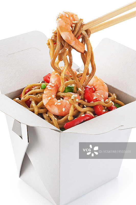 中国菜。面条与虾孤立在白色背景。图片素材
