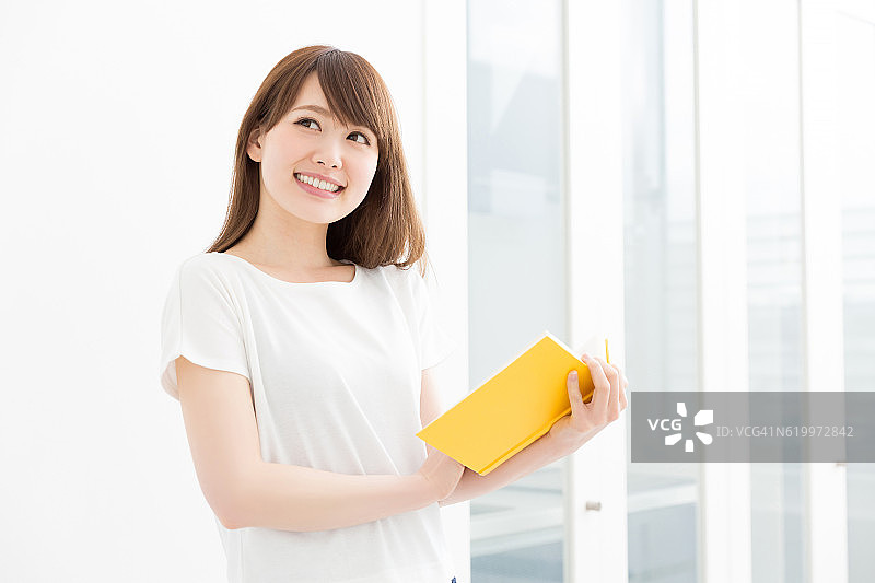 一个日本女人拿着一本书图片素材