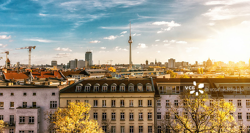 从犹太教堂看到的色彩缤纷的秋天柏林城市景观图片素材