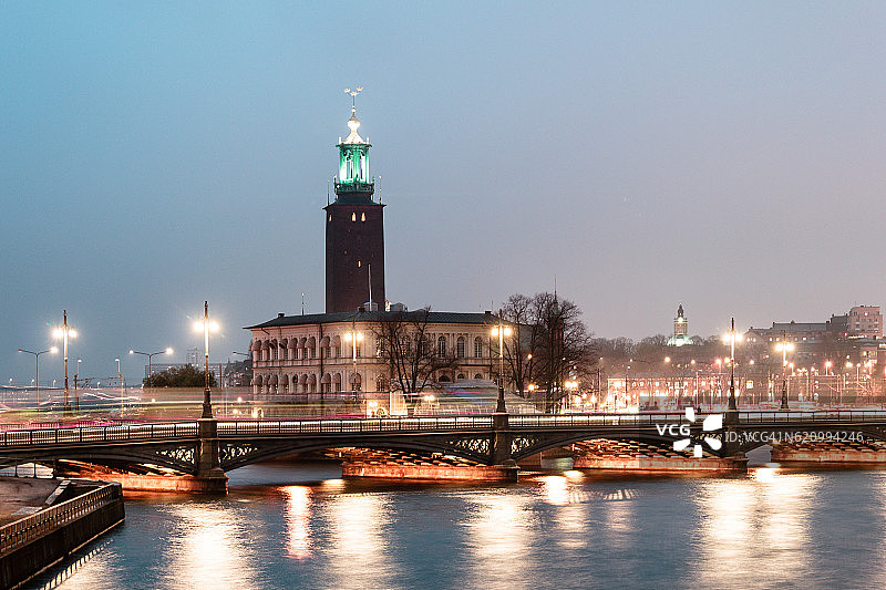 斯德哥尔摩市政厅(Stadshuset)晚上，瑞典图片素材