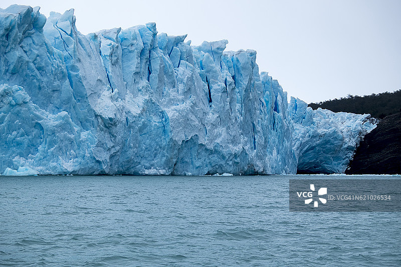 莫雷诺冰川前沿的巨大冰塔图片素材