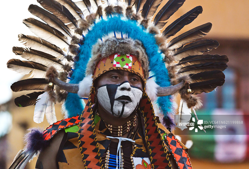 墨西哥圣米格尔德阿连德市，一名墨西哥人穿着阿兹特克人的服装在庆祝该市的周年庆游行中图片素材