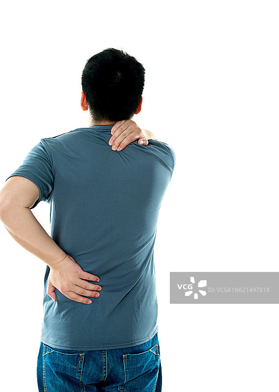 一个背部和颈部疼痛的亚洲年轻人图片素材