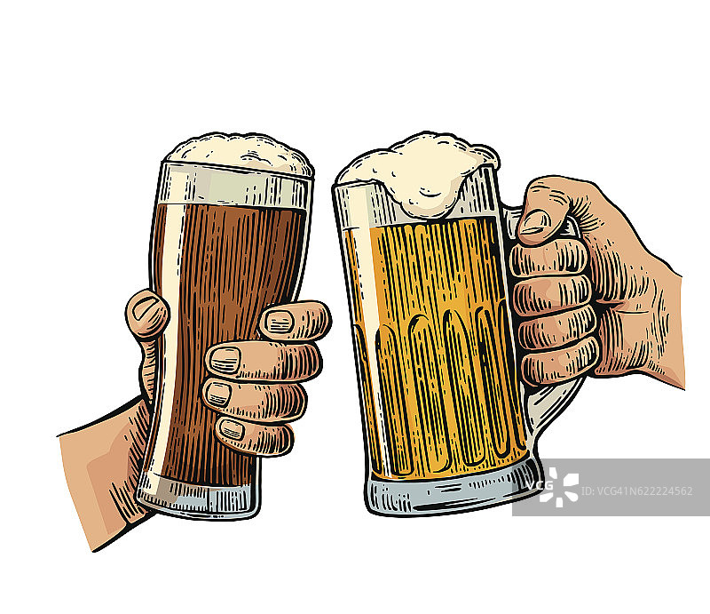 两只手握着，两只啤酒杯叮叮当当图片素材
