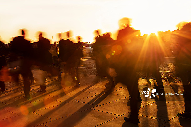 日落时分，英国伦敦的一群商人图片素材