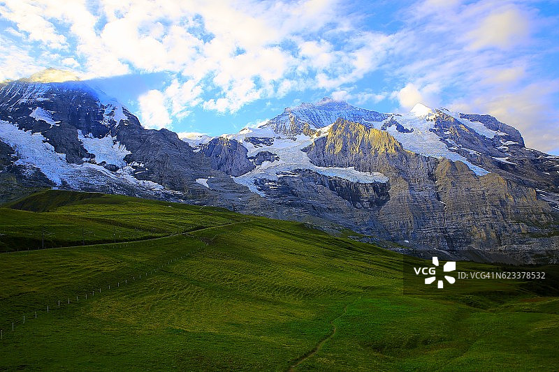 瑞士阿尔卑斯山伯恩斯高地Lauterbrunnen山谷上方的少女图片素材