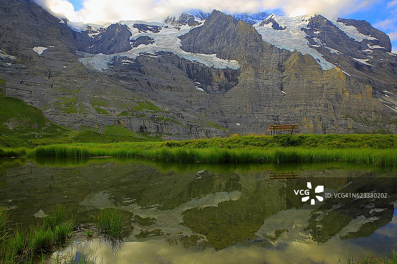 少女和湖反射放松景观，伯尔尼高原，瑞士阿尔卑斯山图片素材