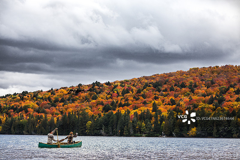 在加拿大的自然奇观中划桨图片素材