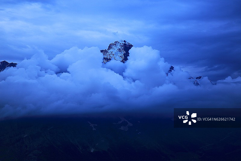 艾格尔峰顶，戏剧性的雷雨云黄昏，伯恩斯高地，瑞士阿尔卑斯山图片素材