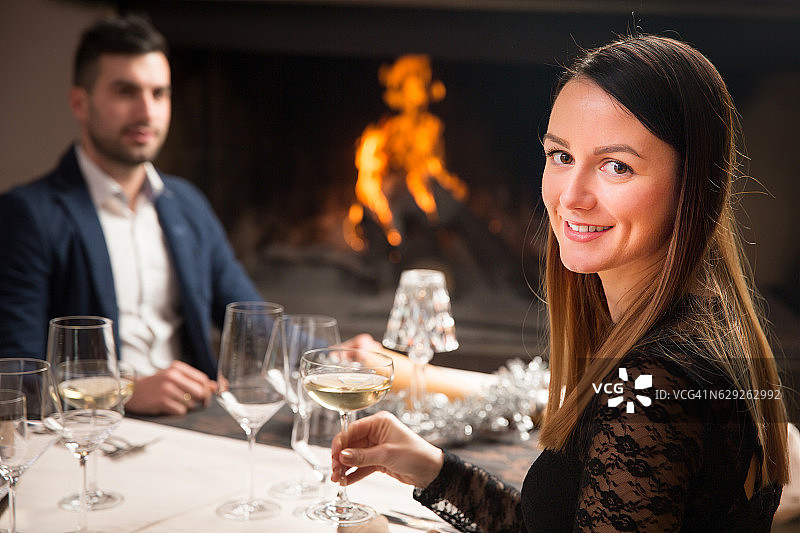 年轻夫妇享受浪漫晚餐图片素材
