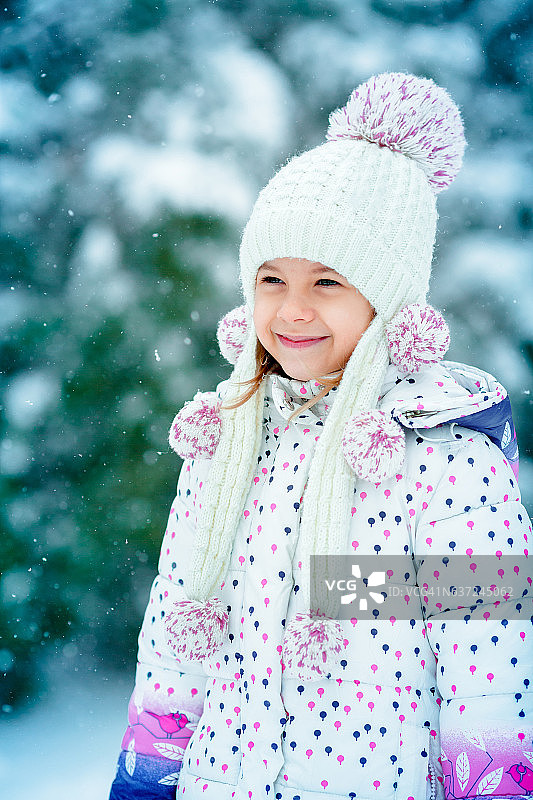 小女孩在街上的雪地里图片素材