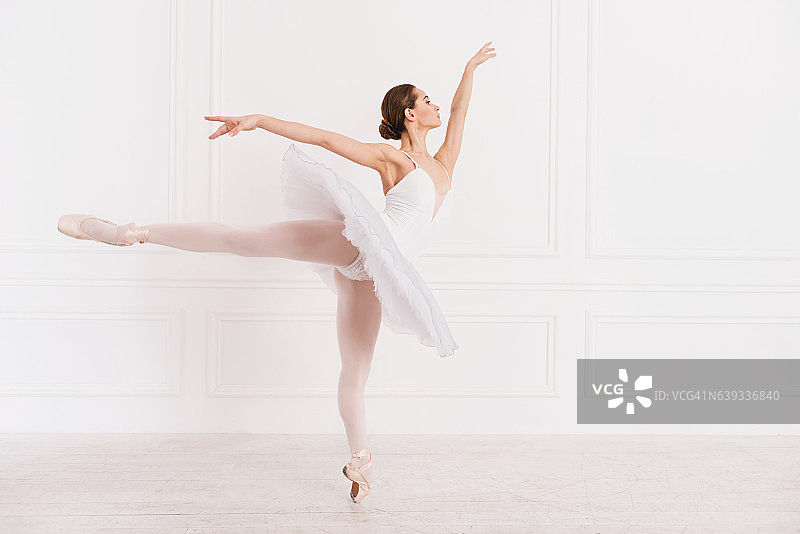 以芭蕾舞姿势站立的优雅女子图片素材