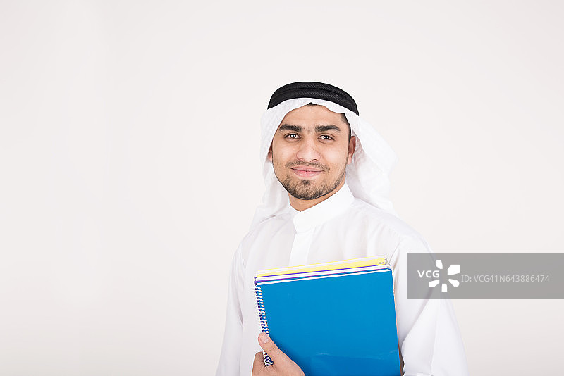 穿着传统服装的阿拉伯穆斯林男学生图片素材
