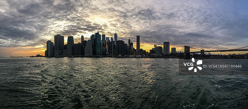 日落时分美丽的纽约天际线图片素材