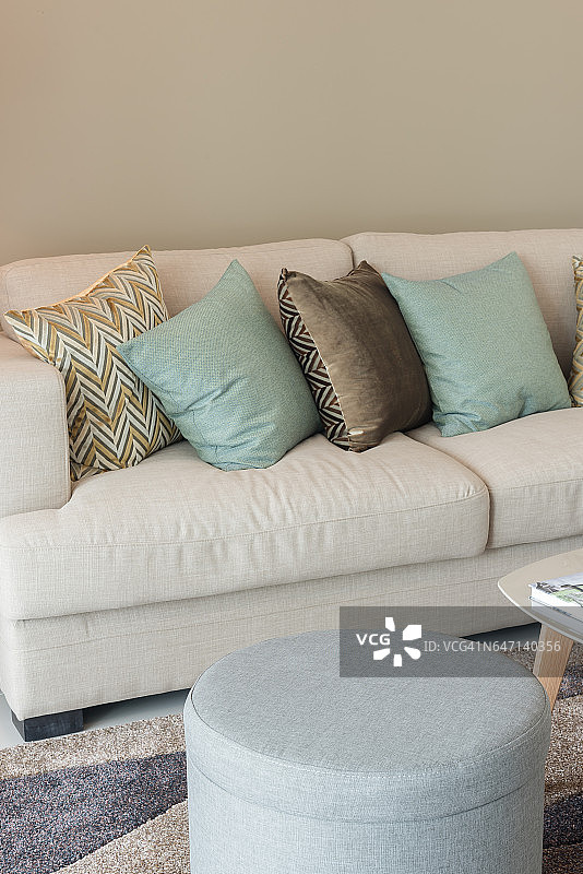 现代的客厅，绿色的枕头，舒适的沙发和木制的灯图片素材