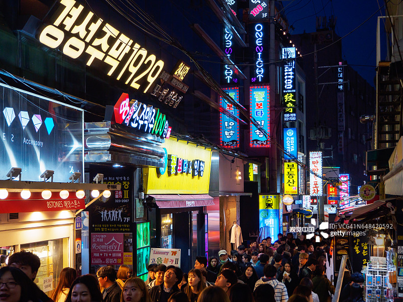韩国首尔——2017年3月4日——一群游客在洪台市场购物和散步图片素材