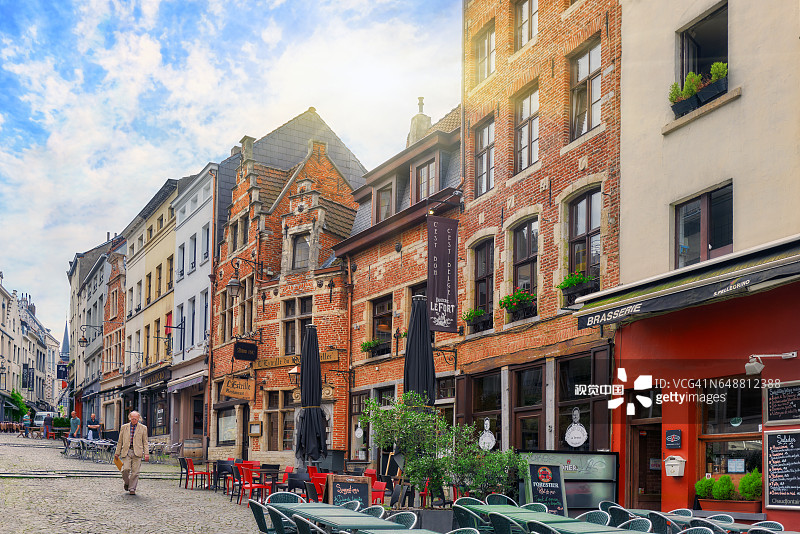 城市欣赏舒适的欧洲城市——布鲁塞尔，比利时和欧盟的首都。街道，咖啡馆，餐馆和街上的人。图片素材