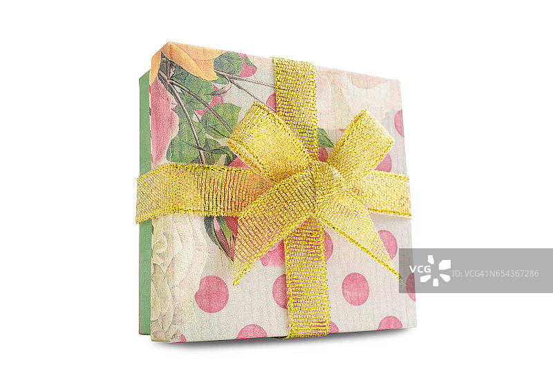 礼盒(礼物)与节日花(花)和波尔卡点印花，金色丝带蝴蝶结，孤立在白色，透视视图图片素材