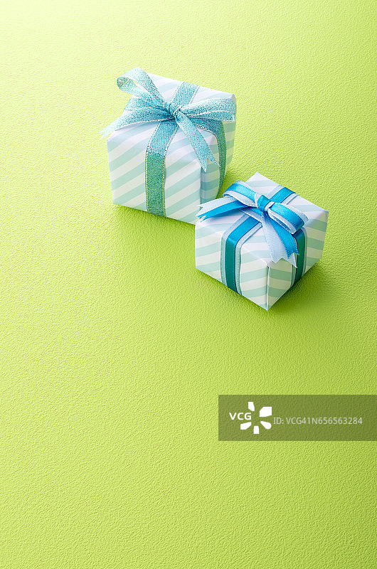 礼品盒和绿色背景图片素材