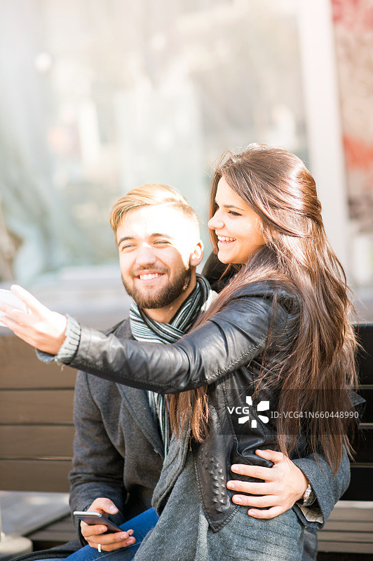 年轻夫妇用智能手机自拍图片素材