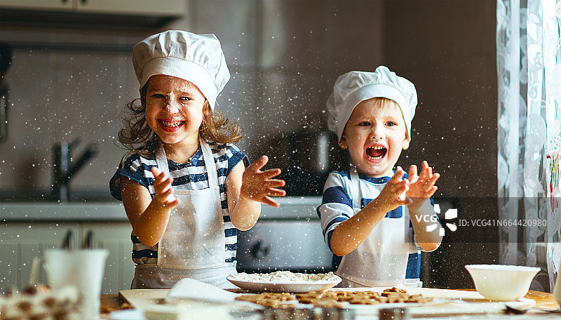 快乐的家庭，有趣的孩子在厨房烤饼干图片素材
