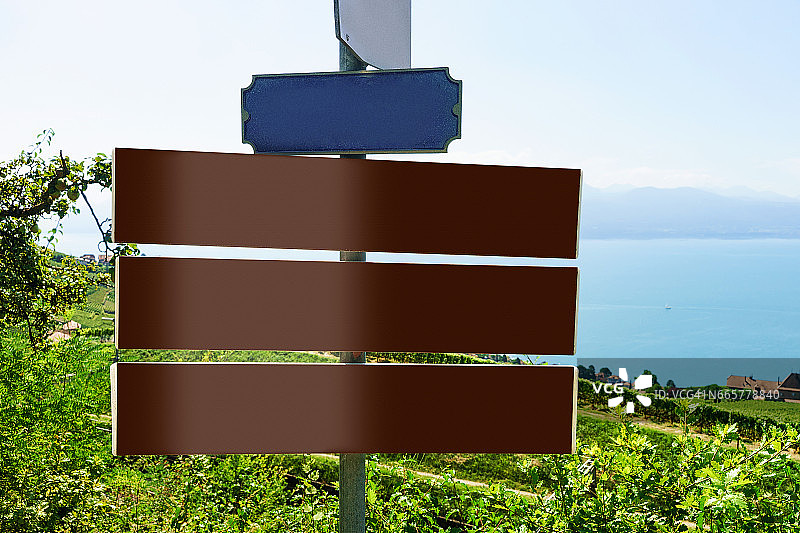 瑞士拉沃葡萄园梯田小道的方向牌图片素材