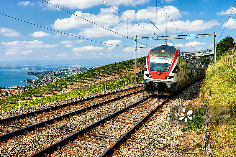 火车在葡萄园的拉沃在日内瓦湖阿尔卑斯山图片素材