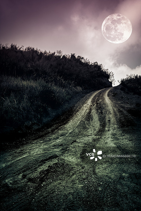 自然景观美丽的满月与泥泞的道路。图片素材