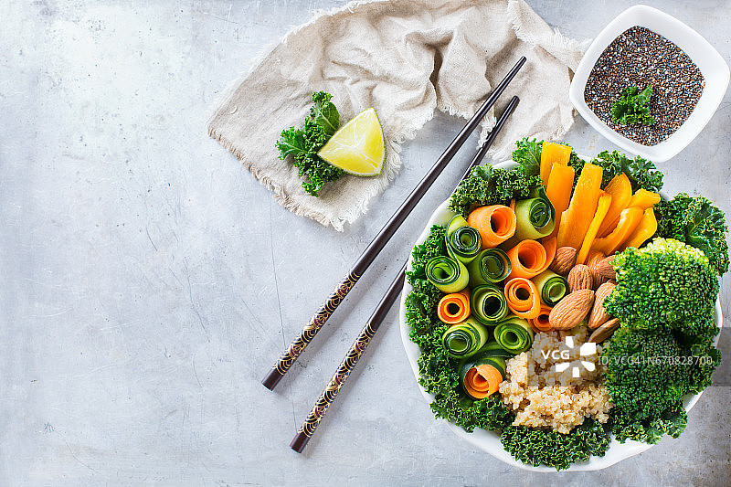 健康素食佛碗与羽衣甘蓝叶和生蔬菜图片素材