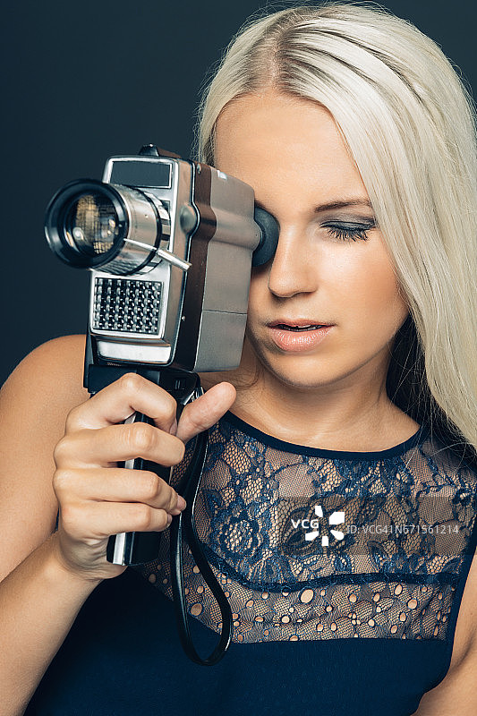 女摄像师用老式复古相机拍摄电影图片素材
