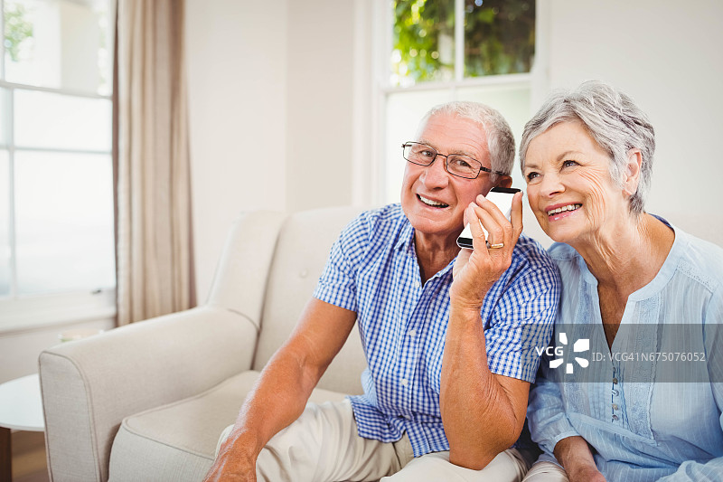 一对老年夫妇在打手机图片素材
