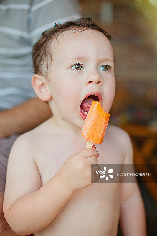 小男孩喜欢吃冰棒图片素材