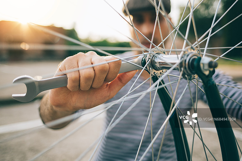 修理自行车车轮图片素材