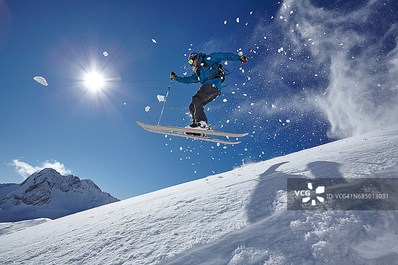 男子自由式滑雪者从山腰半空中跳跃，朱格斯皮策，拜仁，德国图片素材