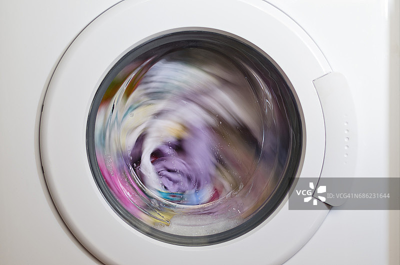 洗衣机门里面有可旋转的衣物图片素材