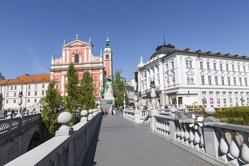 斯洛文尼亚，卢布尔雅那——2016年9月24日:卢布尔雅那市的Preseren广场。卢布尔雅那是斯洛文尼亚的首都，山上有美丽的中世纪古镇和城堡。图片素材