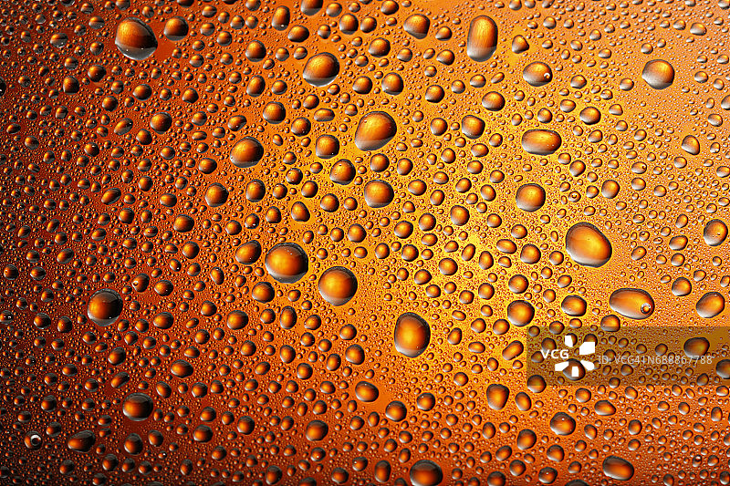 冰冰的玻璃杯新鲜的啤酒覆盖着水滴凝结冷饮水滴橙饮背景雨滴纹理近图片素材