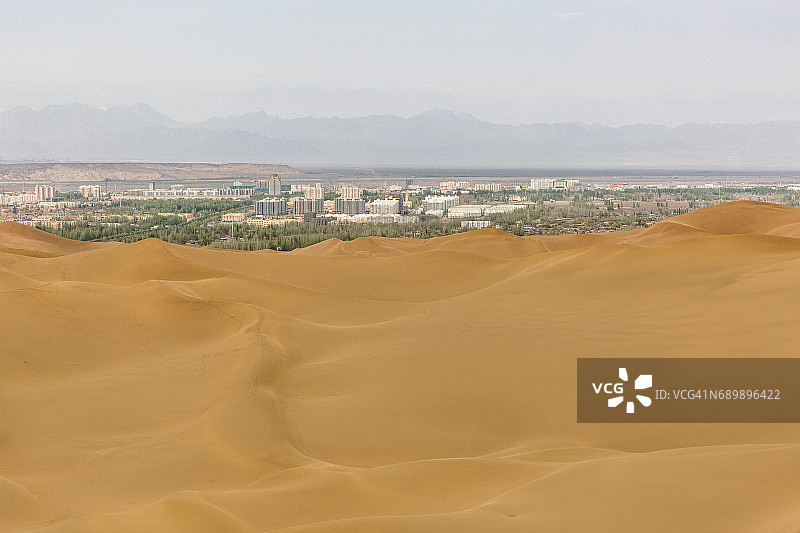 城市景观从库姆塔格沙漠，中国新疆图片素材